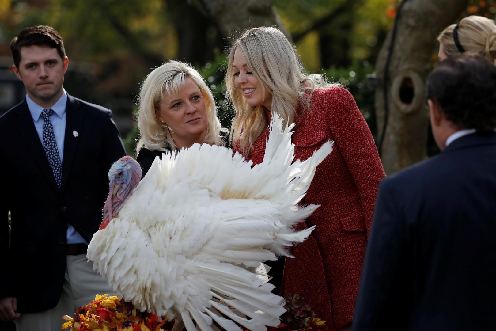 Osim što je svima za oko zapeo Ivankin styling, svi su primijetili da se u Bijeloj kući nakon dugo vremena pojavila i Trumpova kći Tiffany koja se u zadnje vrijeme ne pojavljuje tako često u javnosti. 