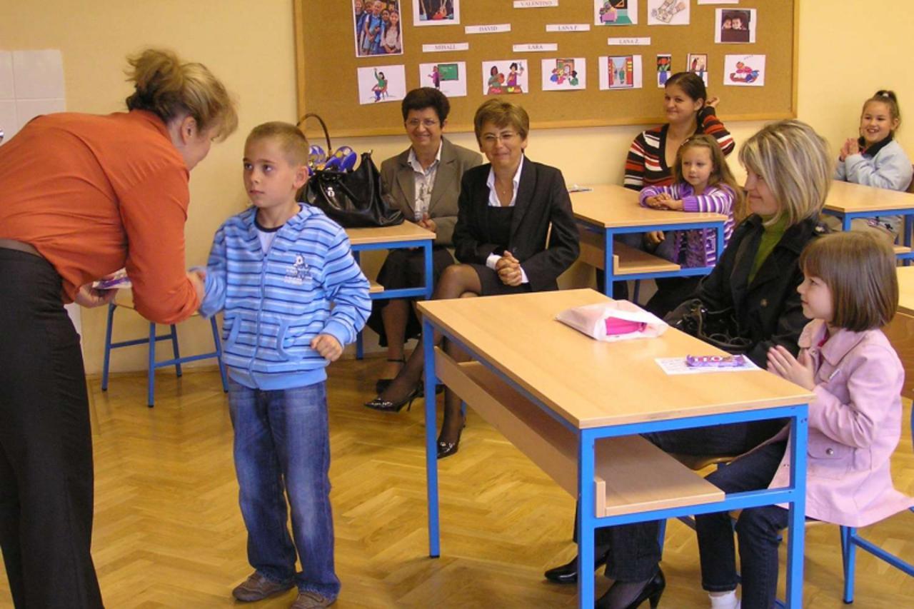 '06.09.2010., Radovan, Varazdin - Jucer je u skolske klupe prvi put sjelo samo 10 radovanskih prvasica, a toplo ih je docekala uciteljica Katarina Vugrek. Photo: Ljiljana Risek/VLM'