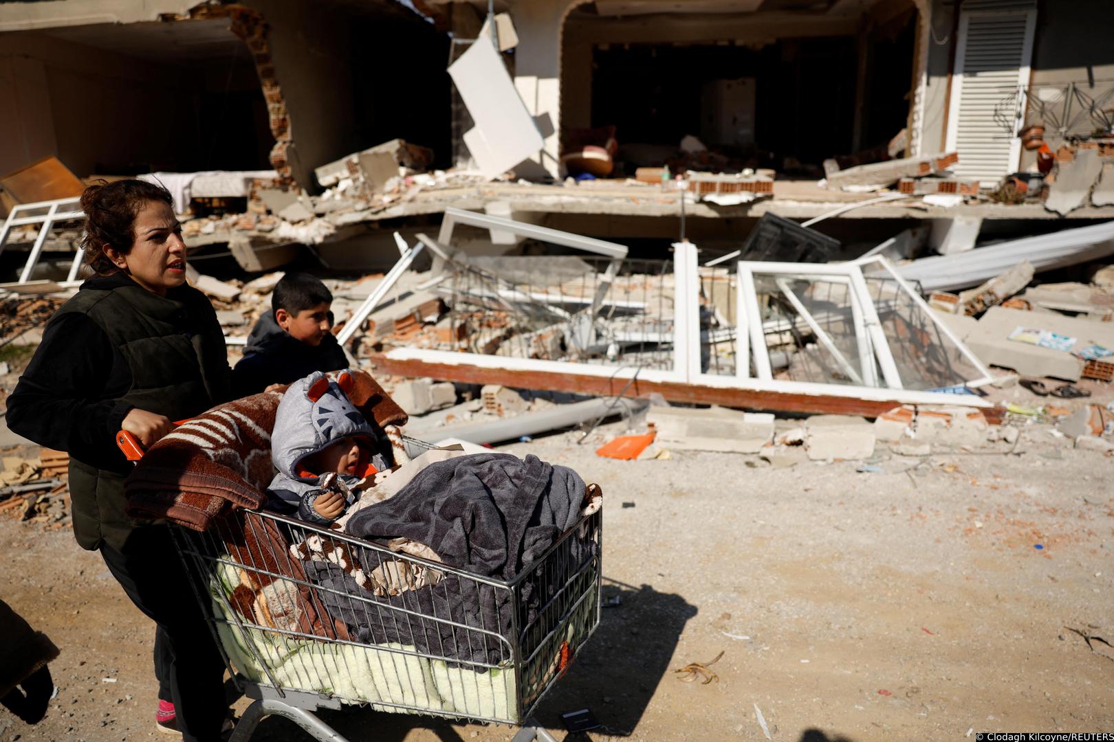 Parlakgun family return to their tent with mother Tulay pushing baby Salih in a shopping trolly through the destroyed streets in the aftermath of a deadly earthquake in Hatay, Turkey February 14, 2023. REUTERS/Clodagh Kilcoyne Photo: Clodagh Kilcoyne/REUTERS