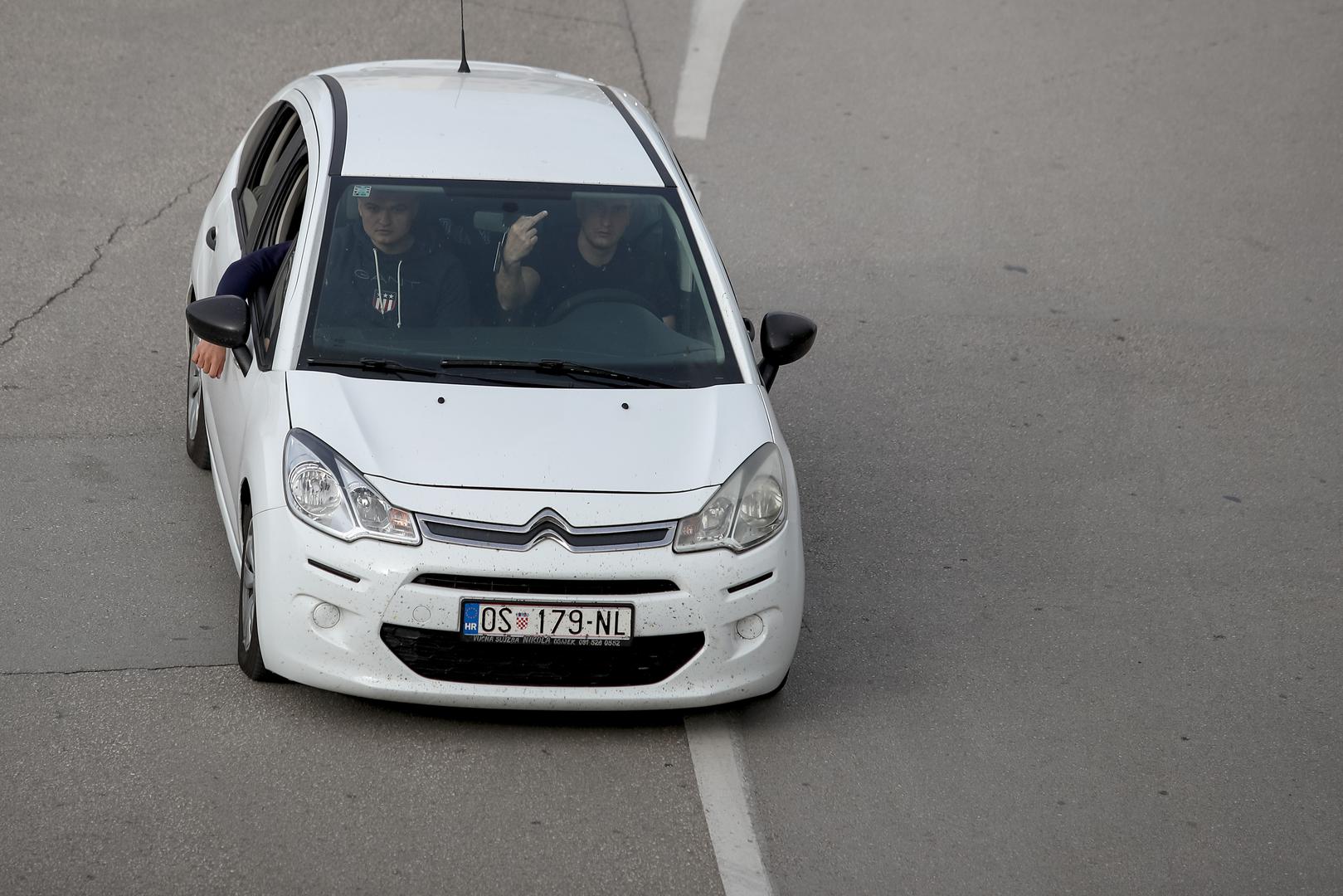 Prometnici u Splitu nisu htjeli ustupiti autobuse za prijevoz navijača Dinama od Dugopolja do stadiona. Od Dugopolja su tako imali jaku policijsku pratnju te u kolonama od po 20 vozila dolazili do Poljuda.