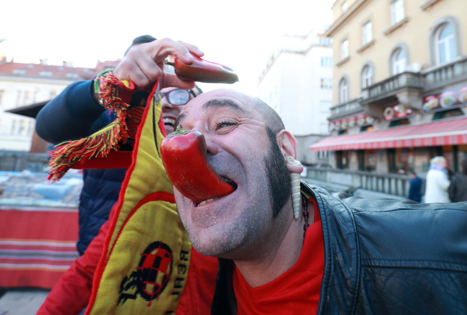 Španjolci su stigli u Zagreb, a zagrijavanje su počeli na Dolcu. Počastili su se i paprikom...