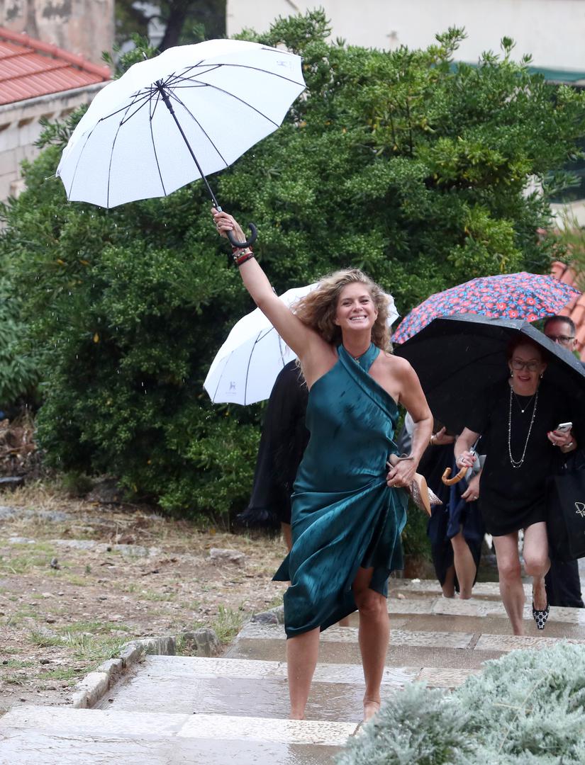 Među najbolje raspoloženim uzvanicima je bila mladoženjina mama Rachel Hunter koja kiši unatoč nije skidala osmijeh s lica i nije joj smetalo što je pokisla. 