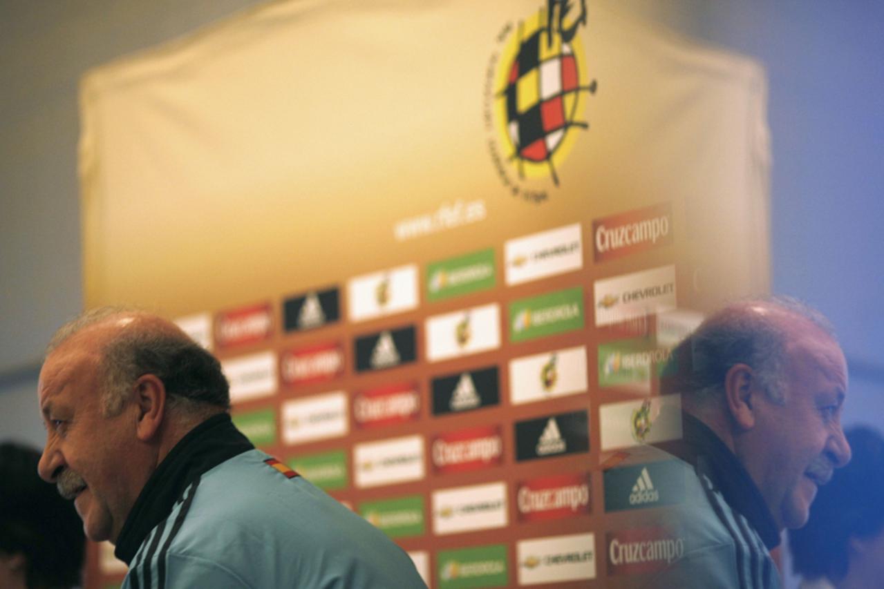 'Spain\'s national soccer team coach Vicente del Bosque attends a news conference in Malaga, southern Spain, February 28, 2012. Spain will play against Venezuela in a friendly match at La Rosaleda sta