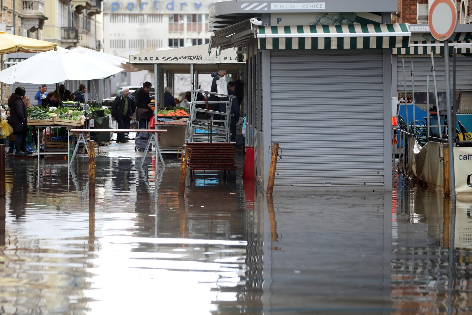 02.12.2023., Rijeka - Dijelovi gradske trznice i okolnih ulica pod vodom nakon jakog juga i kise. Photo: Goran Kovacic/PIXSELL