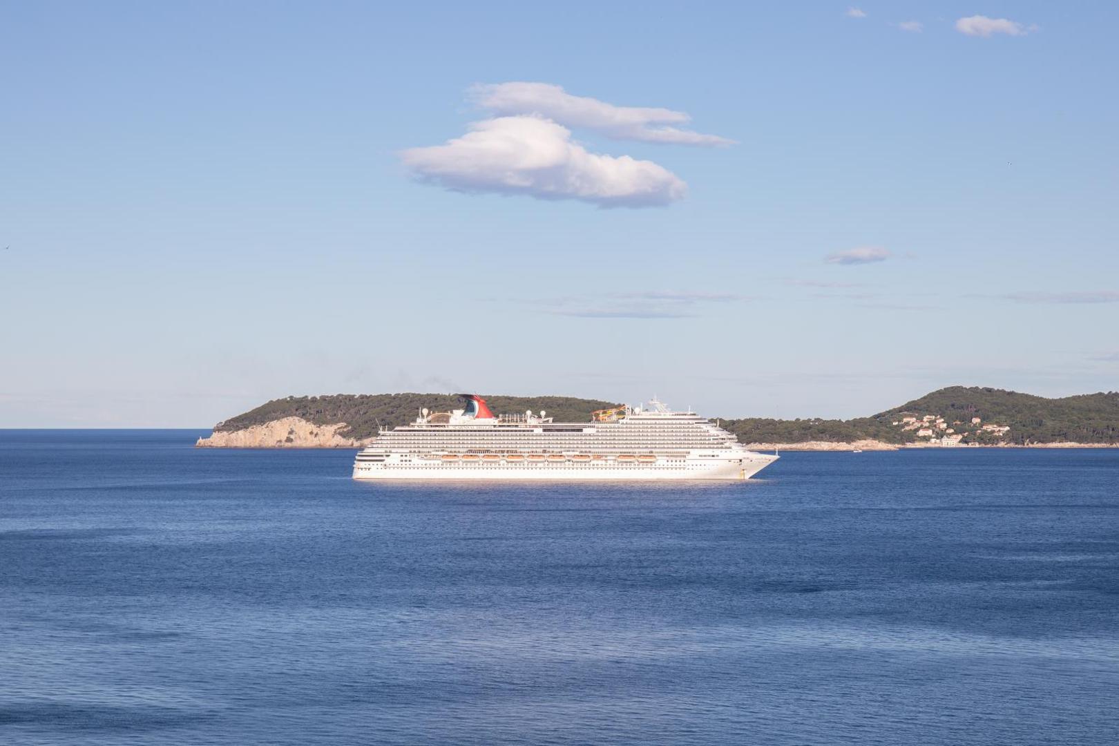 26.05.2020., Dubrovnik - Kruzer Carnival Breeze usidrio se kraj otocica Daksa. Vez se ocekuje u toku dana.
Photo: Grgo Jelavic/PIXSELL