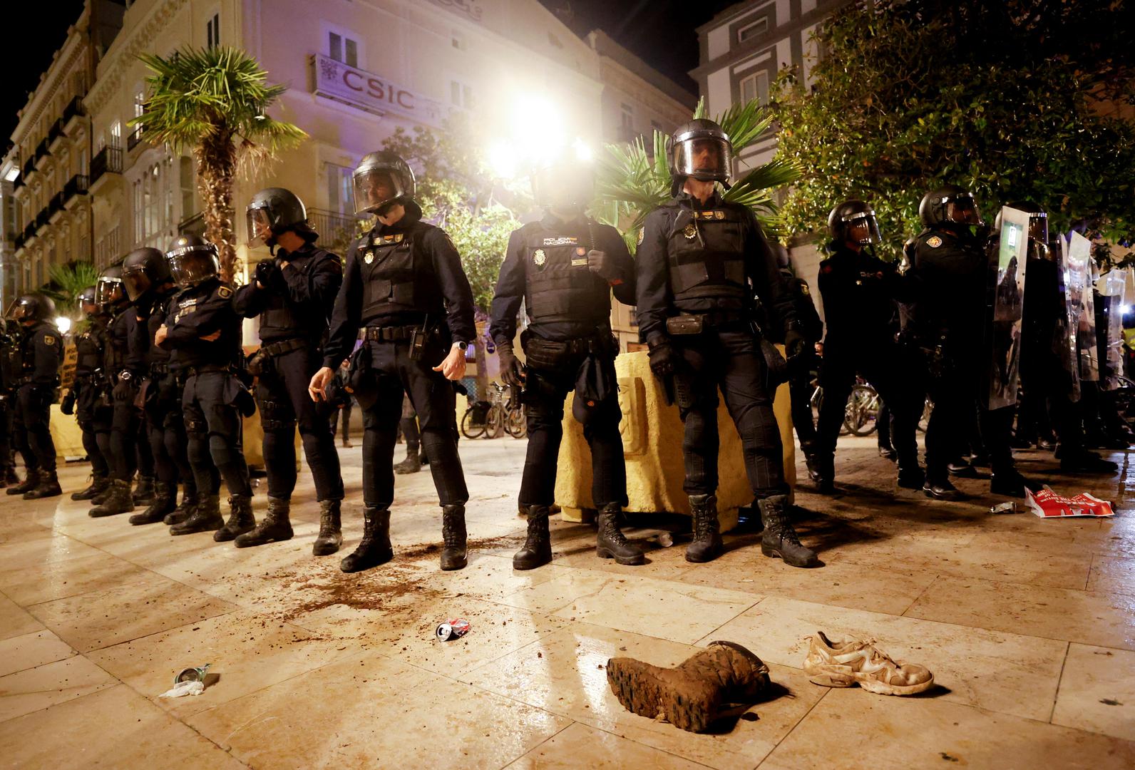 Police officers in riot gear stand guard as people protest against Valencia's regional leader Carlos Mazon and the management of the emergency response to the deadly floods in eastern Spain, in Valencia, Spain, November 9, 2024. REUTERS/Eva Manez Photo: Eva Manez/REUTERS