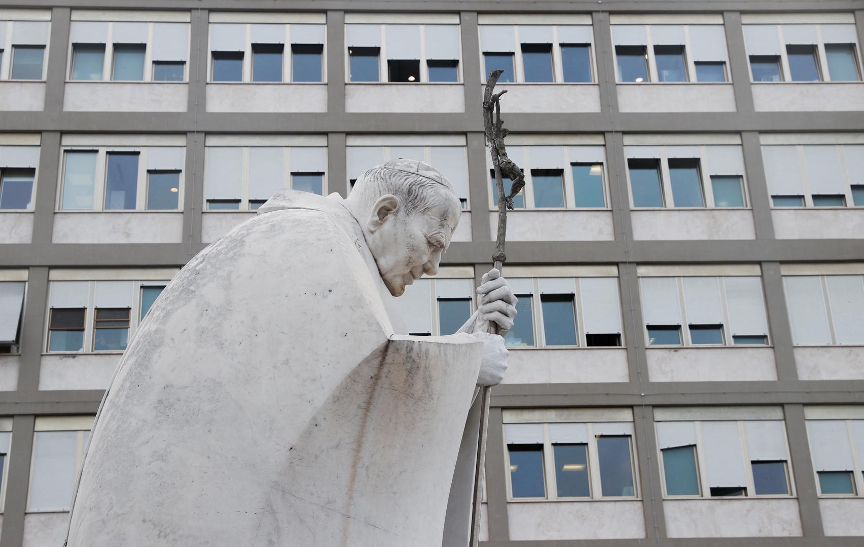 A statue of former Pope John Paul II is seen in the courtyard of the Gemelli Hospital where Pope Francis is hospitalised for a respiratory infection, in Rome, Italy March 30, 2023. REUTERS/Remo Casilli Photo: REMO CASILLI/REUTERS