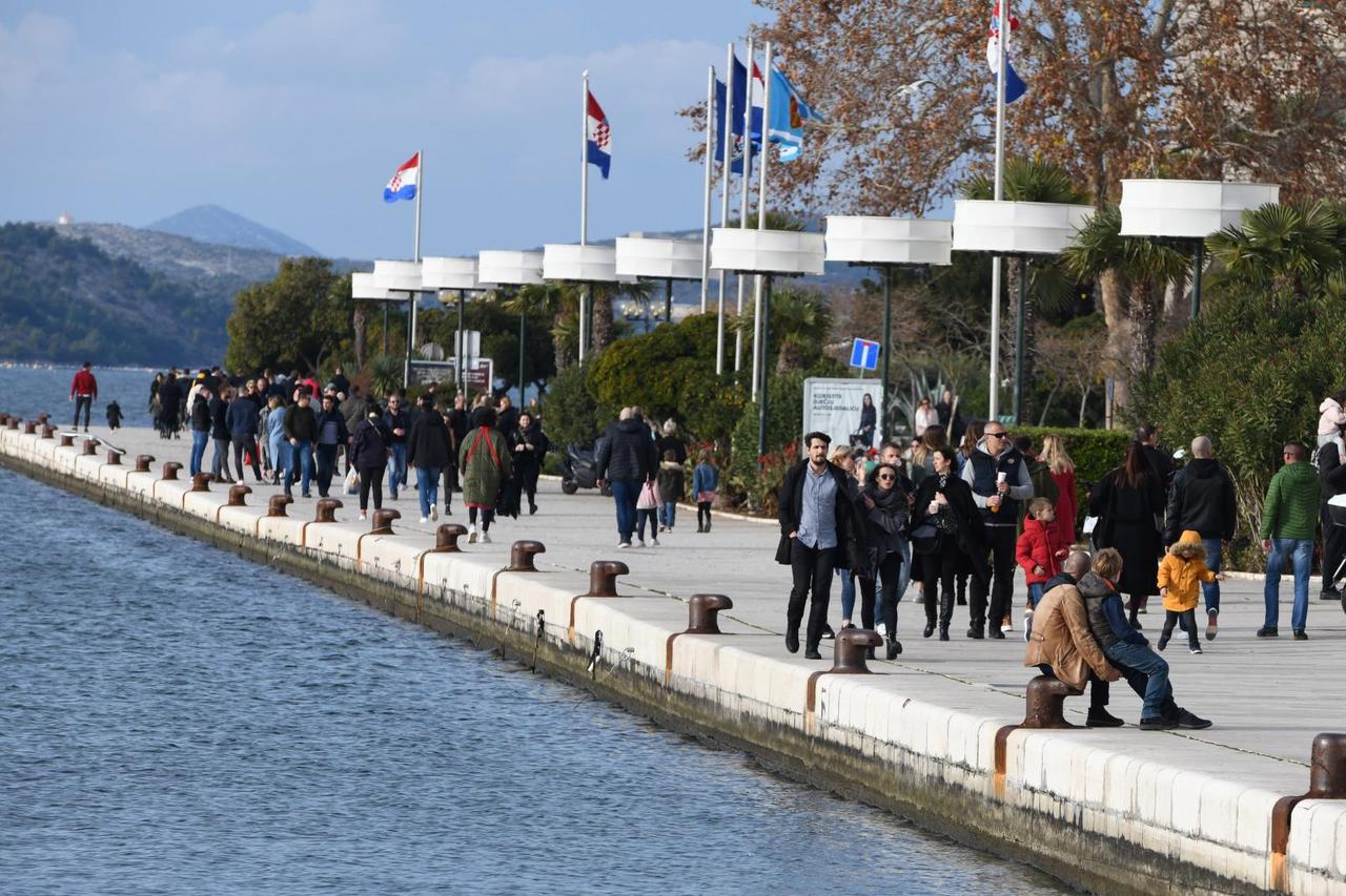 Topao dan izmamio Šibenčane u šetnju rivom