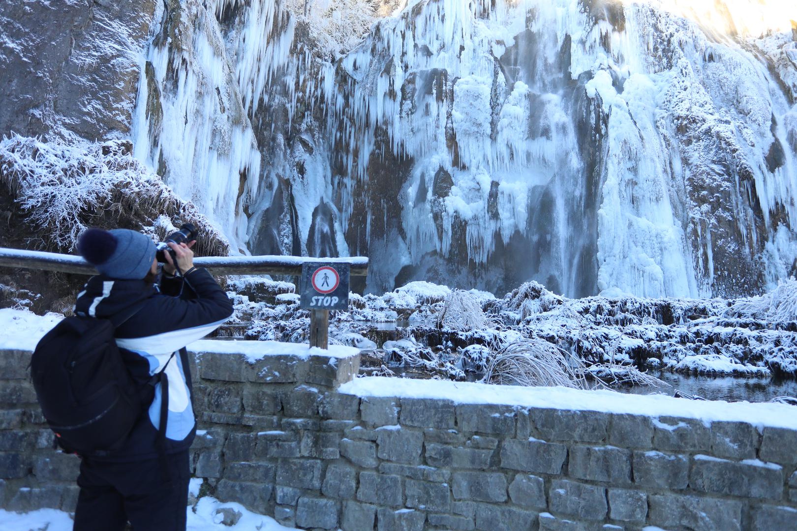 13.01.2024., Plitvicka jezera - Snijeg i debeli minusi zaledili su slapove na Plitvickim jezerima koji mame uzdahe brojnih posjetitelja. Photo: Kristina Stedul Fabac/PIXSELL