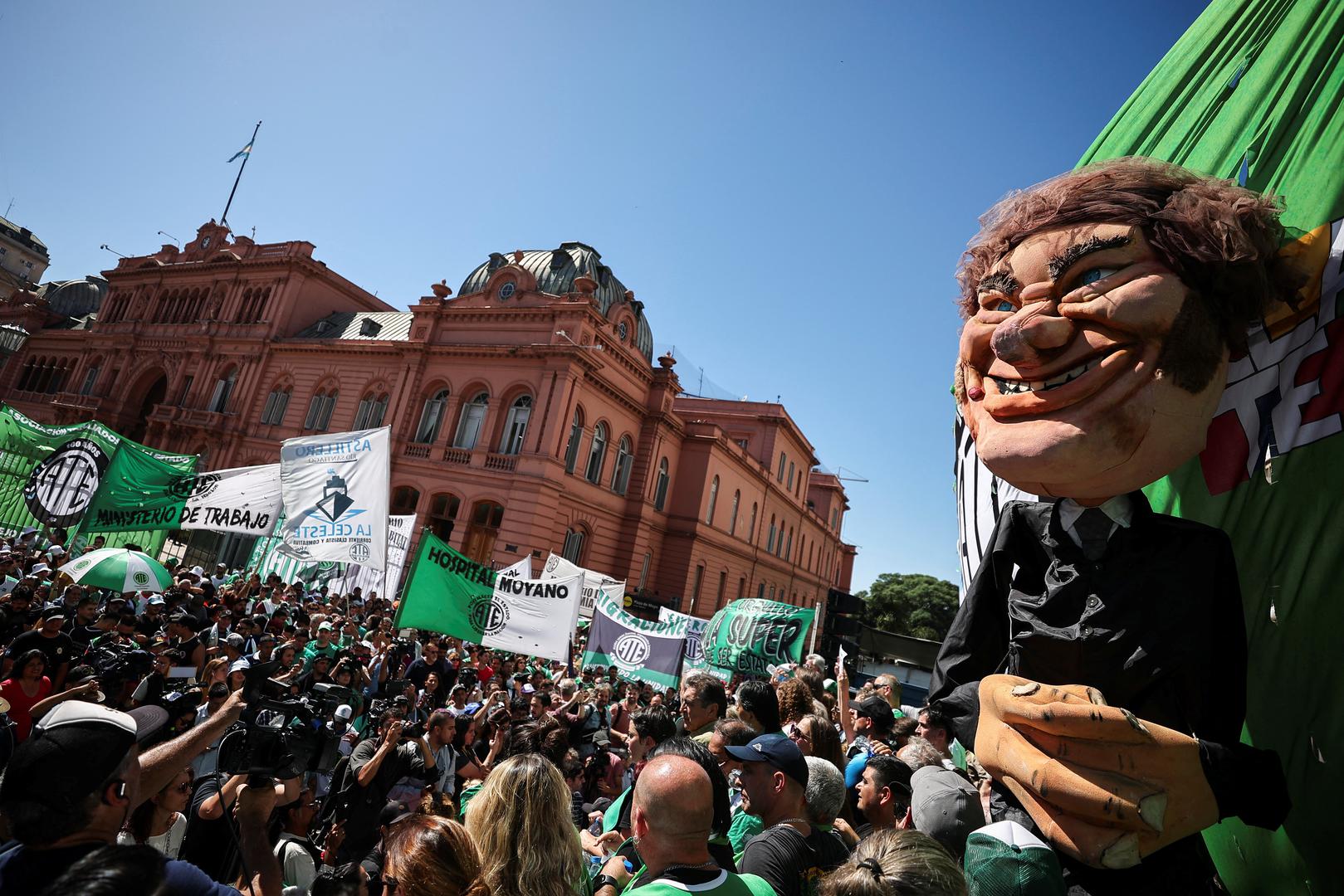 A puppet depicting Argentine President Javier Milei is displayed, as members of the state workers' union (ATE) protest against cuts and layoffs promoted by Argentine President Javier Milei's administration, outside the Casa Rosada presidential palace, in Buenos Aires, Argentina, April 5, 2024. REUTERS/Agustin Marcarian Photo: AGUSTIN MARCARIAN/REUTERS