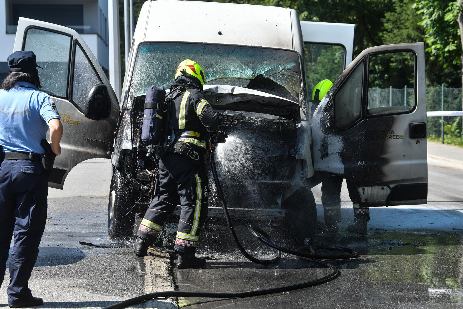 Vozilo kombija eksplodiralo je u srijedu u zagrebačkoj Hondlovoj ulici. Nitko, srećom, nije ozlijeđen u eksploziji. Vatrogasci su brzo reagirali te je vatra brzo ugašena