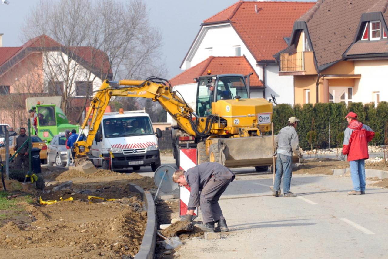 '26.11.2010. Brezje, Varazdin, Unatoc rekonstrukciji Mazuraniceve ulice stanovnici nisu zadovoljni radovima Photo: Marko Jurinec/PIXSELL'