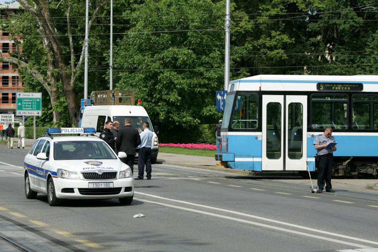 iskočio tramvaj iz tračnica (1)