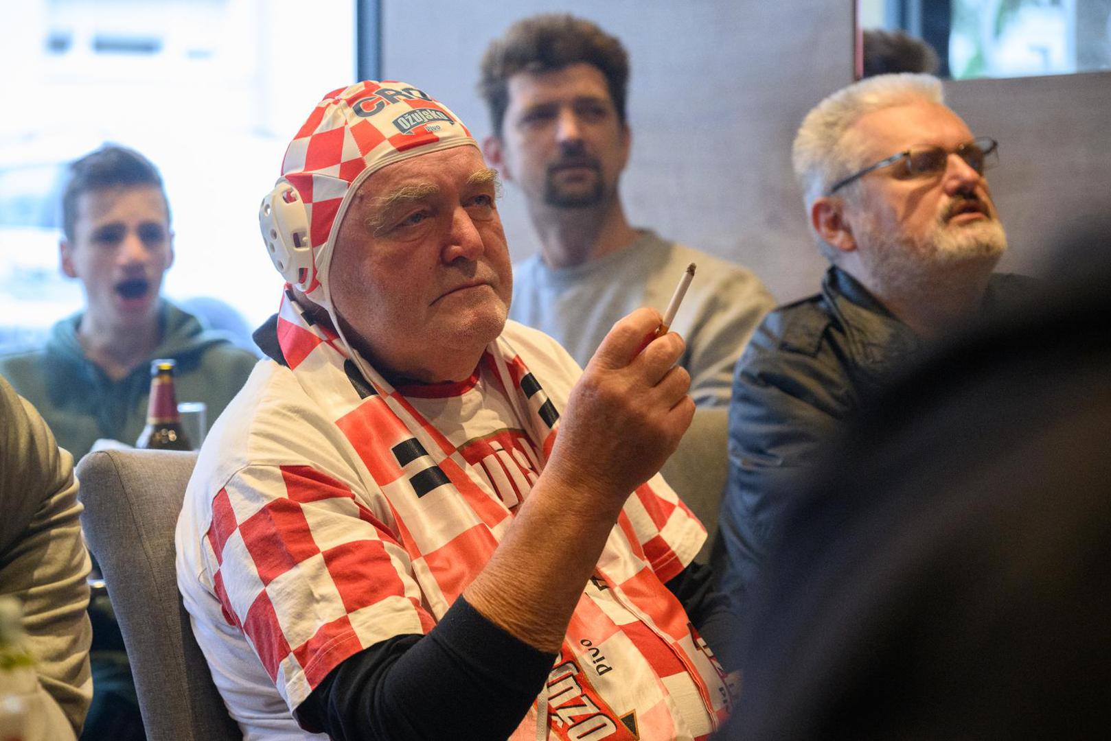 23.11.2022., Zagreb - Navijaci gledaju utakmicu Hrvatska - Maroko u kaficu Globus u Odranskij ulici. Photo: Davor Puklavec/PIXSELL