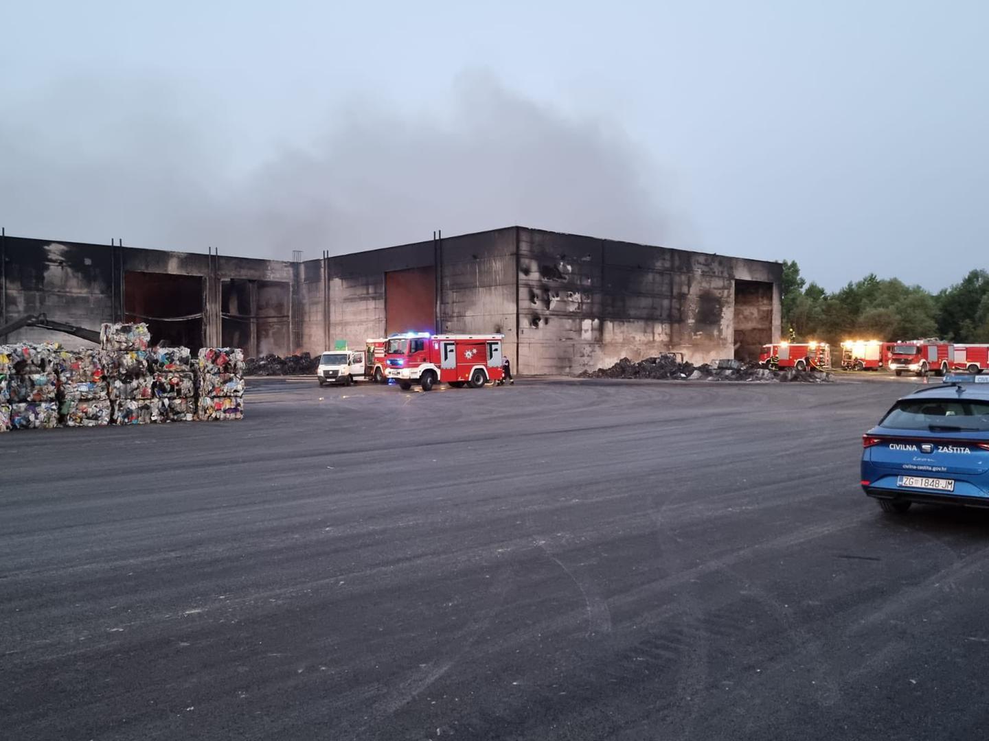 Veliki požar buknuo je u četvrtak navečer na odlagalištu otpada tvrtke Eko-flor u Zaprešiću. Na terenu je u jednom trenutku bilo više od 200 vatrogasaca sa 40 vozila.