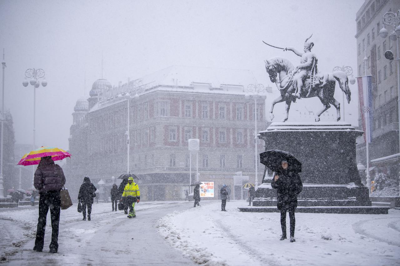 Zagreb: Snijeg ne prestaje padati