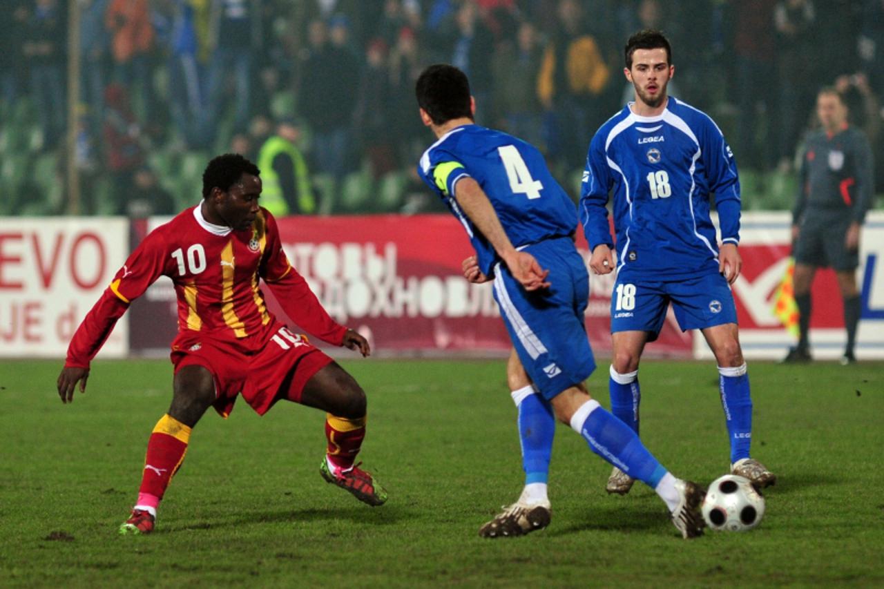 'Emir Spahic (C) of Bosnia and Herzegovina and Kwadwo Asmoan (L) of Ghana vie for ball during a friendly football match in Sarajevo, on March 3, 2010. AFP PHOTO ELVIS BARUKCIC'