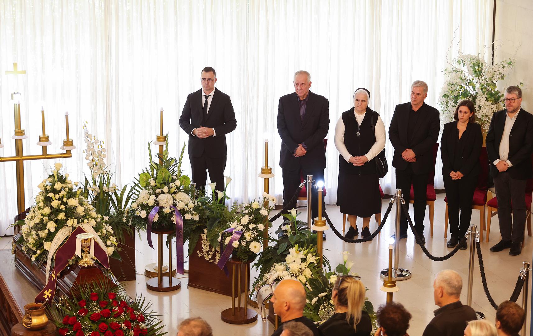 don Vinko Sanader je od 1984. do 1989. bio svećenik u Omišu.  Pastoralni poziv ga 1989. vodi u Opuzen gdje nastavlja svoje svećeničko poslanje posvetivši se mladima, učvršćujući ih u vjeri, nastojeći ih udaljiti od svih negativnosti i poroka, piše u njegovoj biografiji. 