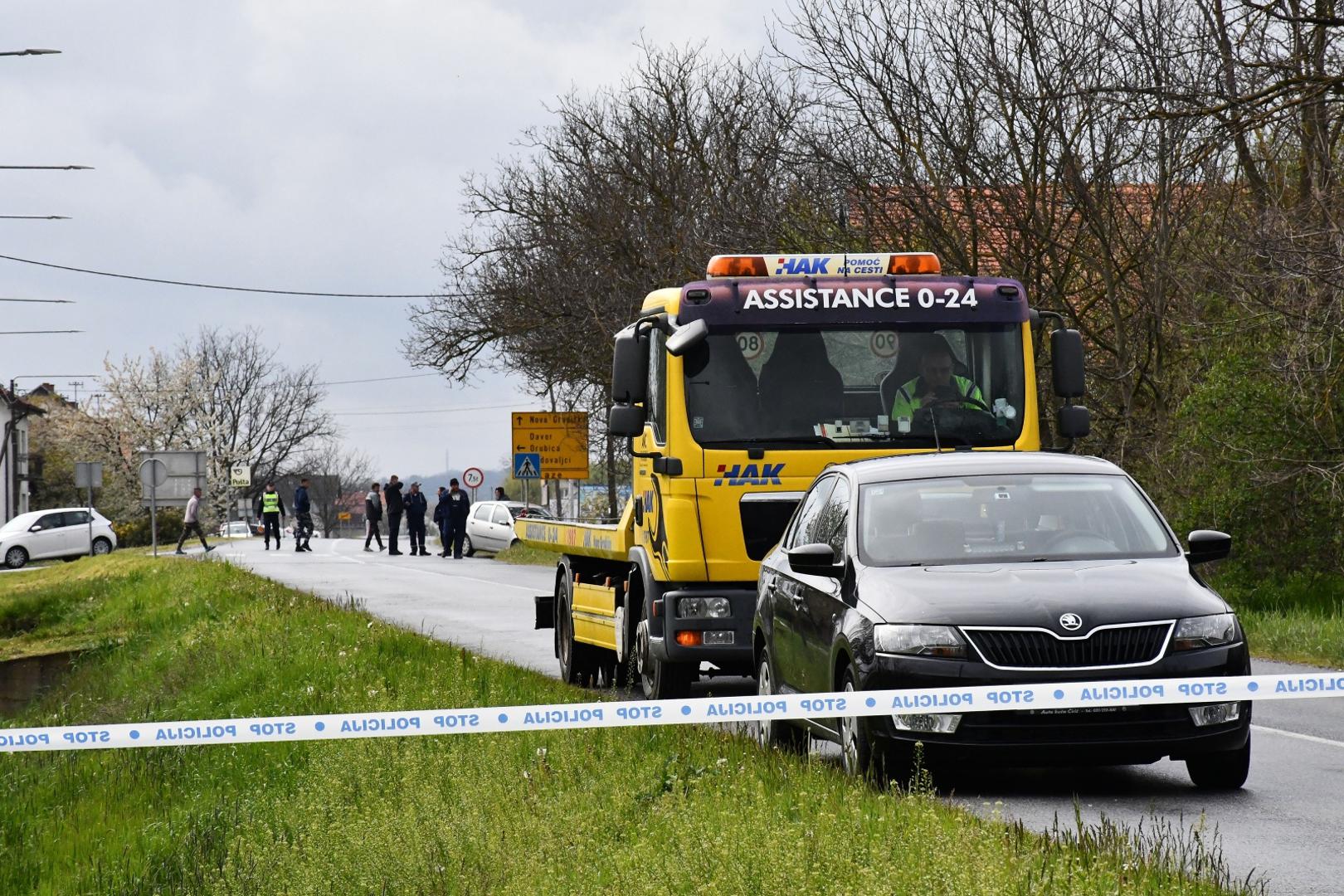 18.04.2021., Zapolje - U Zapolju kod Nove Gradiske vozac (31) mercedesa zbog neprilagodjene brzine izgubio je nadzor nad vozilom i pri velikoj brzini sletio s ceste u odvodni kanal, udario u betonski kolni ulaz, potom pokosio drvenu banderu i  ogradu obiteljske kuce. Poginuo je na licu mjesta. Photo: Ivica Galovic/PIXSELL