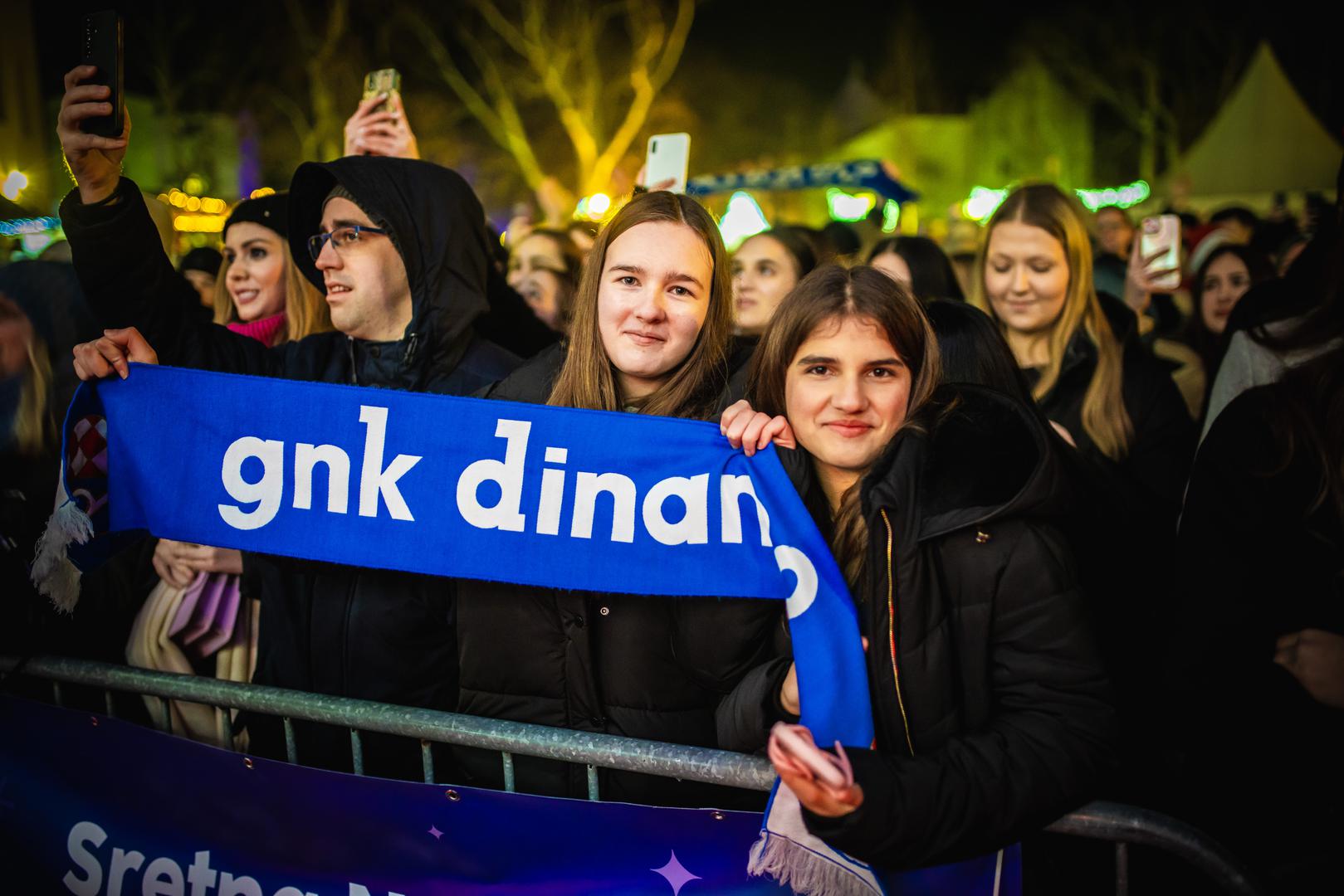 "Heroj ulice", "Ne zovi mama doktora", "Ako tražiš nekoga", "Crno bijeli svijet", "Mi plešemo", "Sve je lako kad si mlad"..., samo su neke od pjesama uz koje su odrastale generacije. Veliki broj mladih u publici pokazao je kako dobra glazba živi među svim generacijama. 