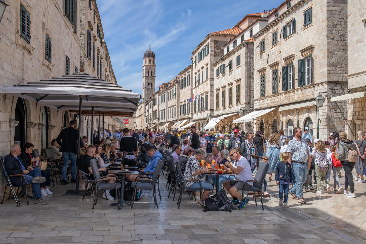 Velik broj turista svakodnevno posjećuje Dubrovnik