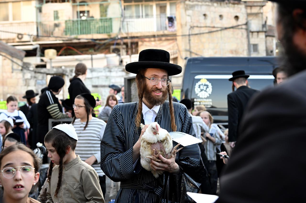 Ultra-Orthodox Jews Perform The Kapparot Ritual For Yom Kippur