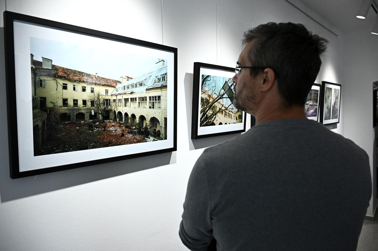 Zagreb: Otvorenje izložba "Luka Mjeda - Zračni napad na Banske dvore, Zagreb 1991."