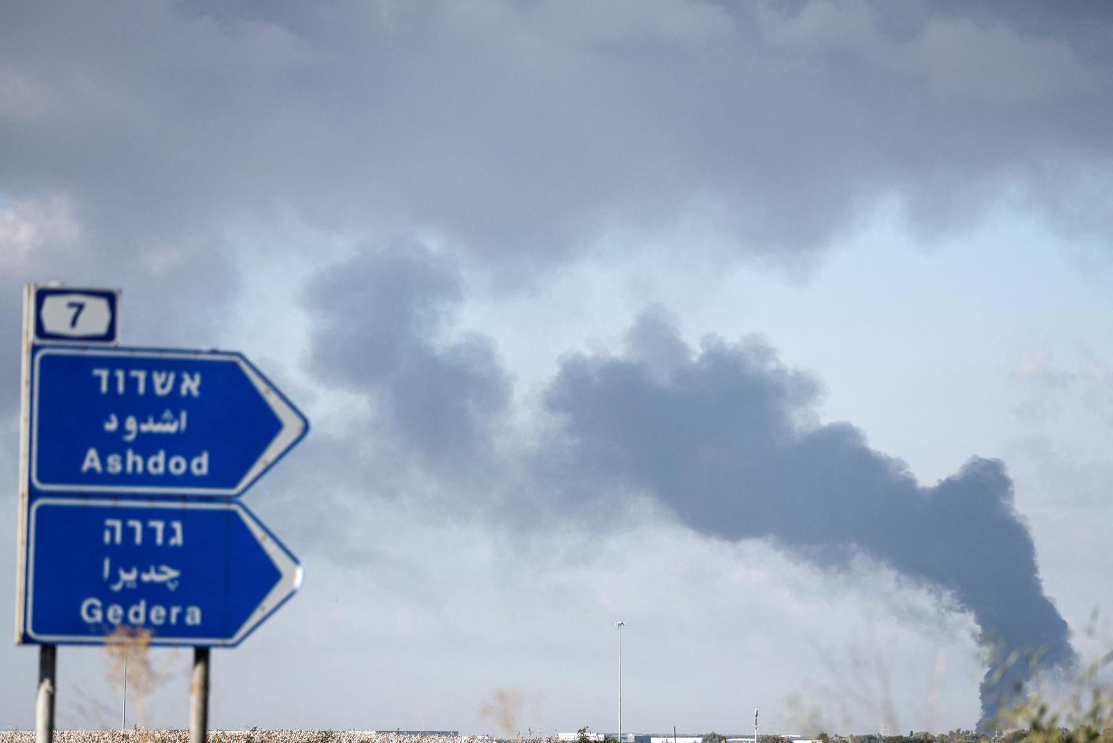 Smoke is seen following as rocket barrages are launched from the Gaza Strip, in Ashdod, Israel October 7, 2023. REUTERS/Ammar Awad Photo: AMMAR AWAD/REUTERS