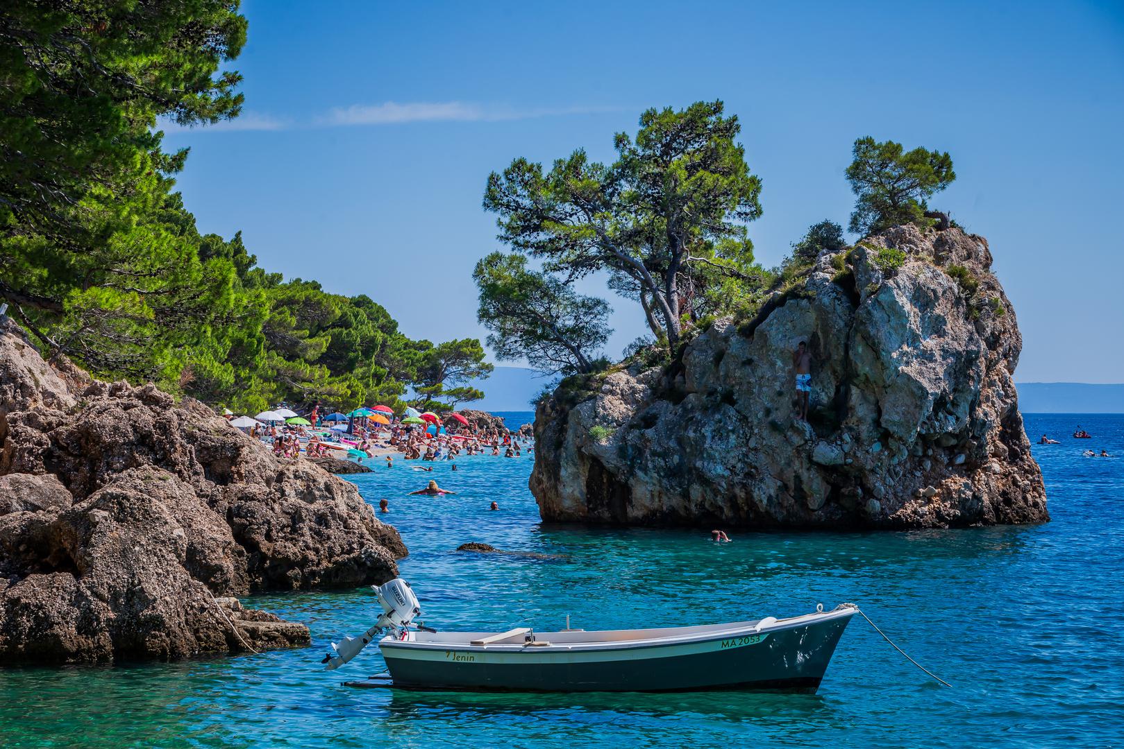 Plaža Punta Rata u Brelima postala je međunarodno prepoznata destinacija zahvaljujući svojoj izuzetnoj ljepoti i očuvanoj prirodi. Prema ocjeni Forbesa iz srpnja 2004. godine, Punta Rata je zasluženo svrstana među 10 najljepših plaža na svijetu. Desetljeće kasnije, Huffington Post ju je proglasio destinacijom iz snova, a 2015. godine European Best Destination ju je izdvojio kao jednu od najljepših plaža u Europi. 