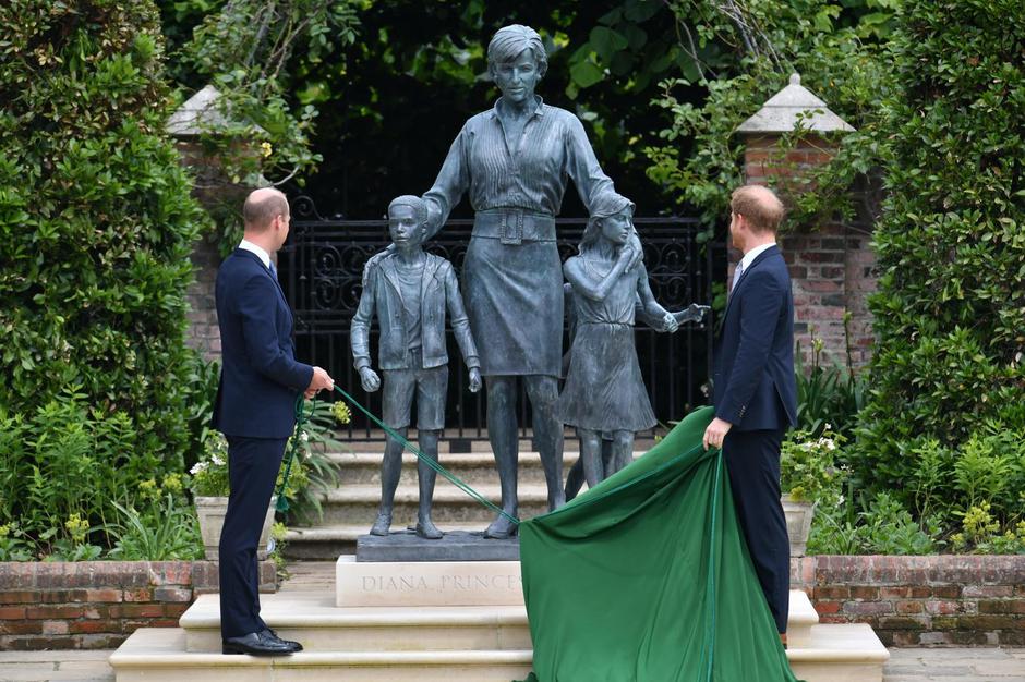 William i Harry zajedno otkrili kip u spomen na princezu Dianu povodom njenog 60. rođendana