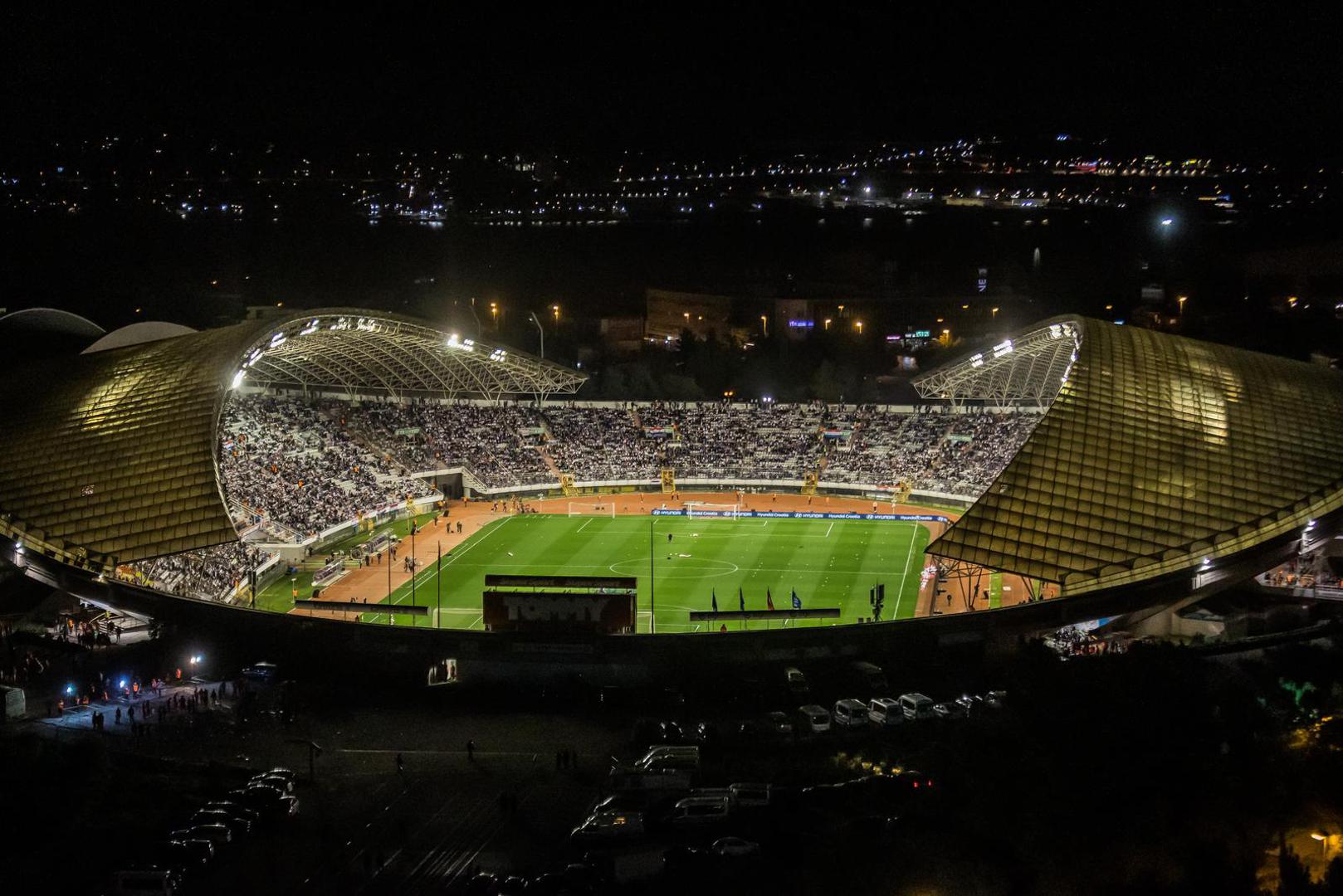 Od rupa na travnjacima, preko natopljenih igrališta, do derutnih zadnja, gotovo da nema stadiona koji može izbjeći neku zamjerku.