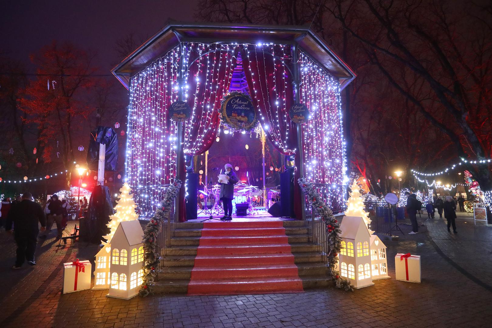 16.12.2022., Karlovac - Svecano otvorenje manifestacije Advent u Karlovcu. Osim bogate ugostiteljske i zabavne ponude po prvi puta posjetitelji ce u sklopu Adventa moci uzivati na klizalistu i sanjkalistu. Photo: Kristina Stedul Fabac/PIXSELL