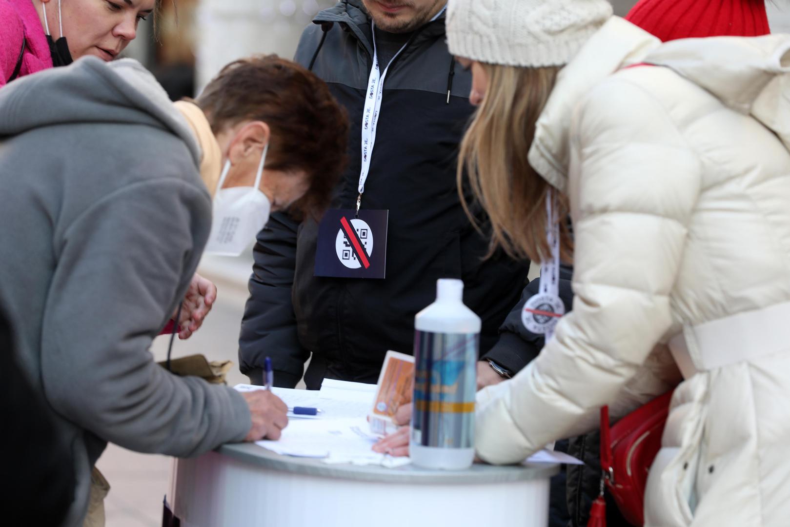 04.12.2021., Rijeka - Zapocelo je prikupljanje potpisa za raspisivanje referenduma protiv COVID potvrda i drugih protupandemijskih mjera i protiv Stozera. Akciju su pokrenuli Mostovci. U Rijeci se potpisi prikupljaju na KOrzu i gradskoj trznici.
Photo: Goran Kovacic/PIXSELL