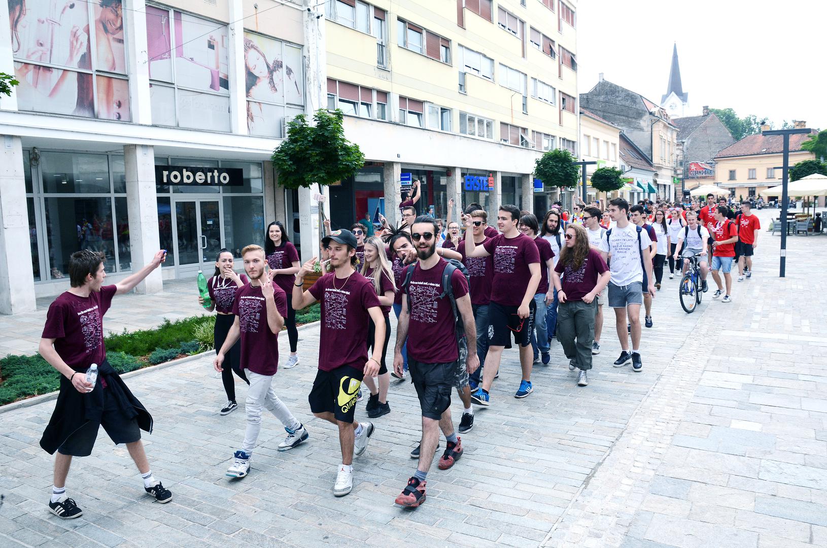 U Sisku je kolona maturanata prošla gradskim ulicama bez ikakvog incidenta.