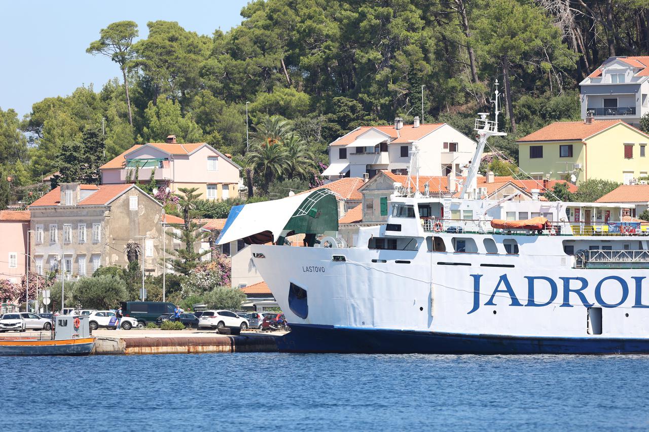 Mali Lošinj: U tijeku je očevid nakon što je troje djelatnika Jadrolinije poginulo nakon pada rampe