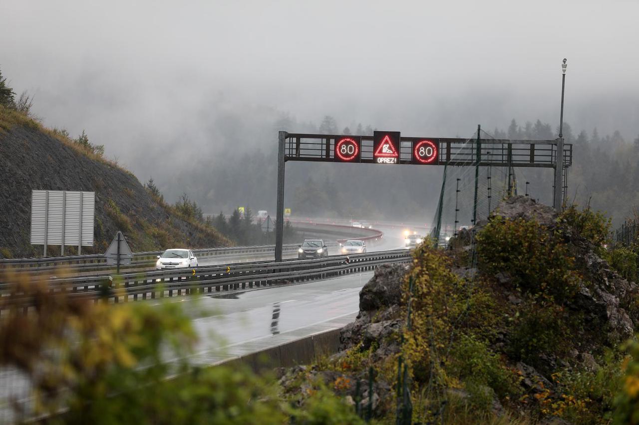 Delnice: Kiša, magla i vjetar otežavaju promet na autocesti A6