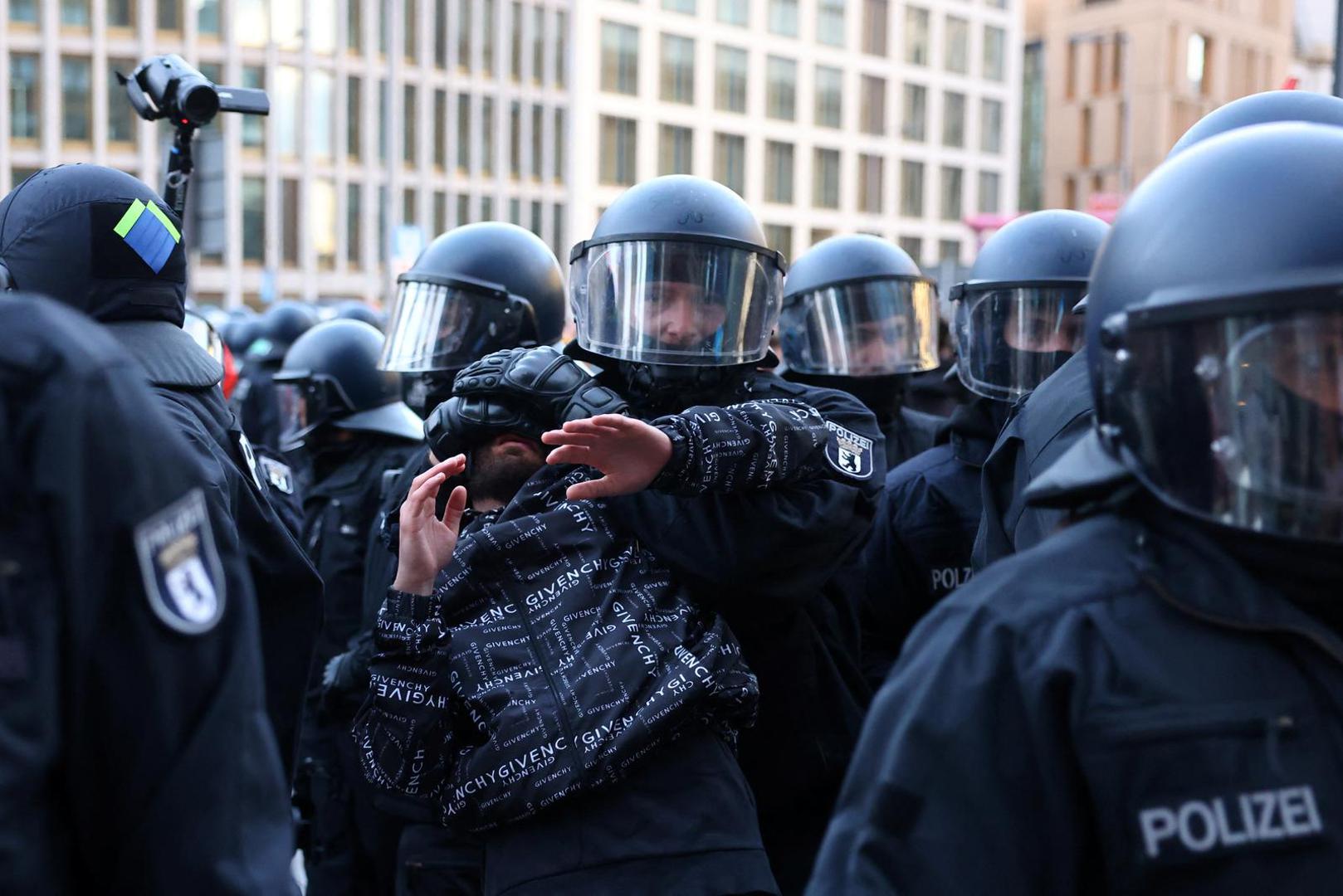 Police detain a person as pro-Palestinian demonstrators protest during the ongoing conflict between Israel and the Palestinian Islamist group Hamas, in Berlin, Germany October 15, 2023. REUTERS/Christian Mang Photo: CHRISTIAN MANG/REUTERS