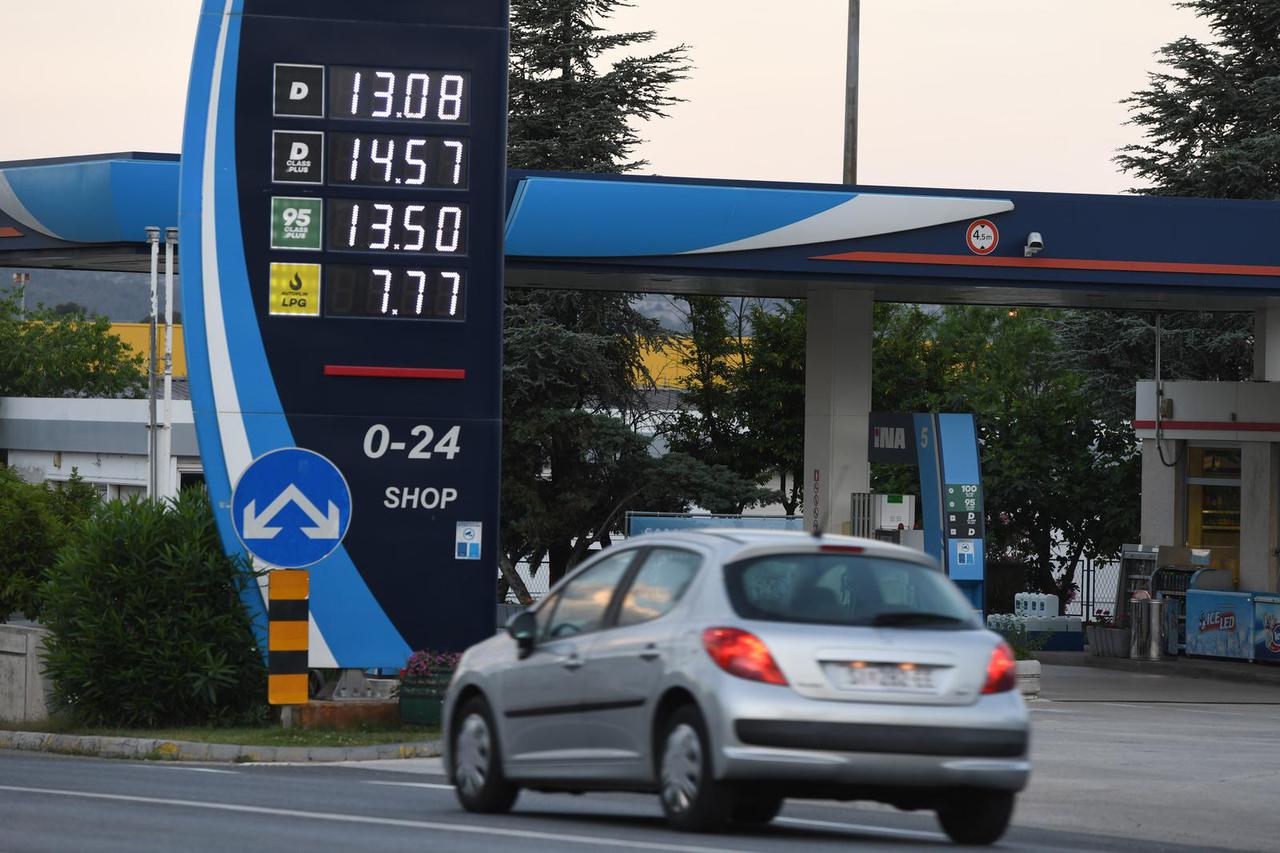 Vlada dodatno smanjila  trošarine i ograničila maržu na naftne derivate, od danas nove cijene goriva