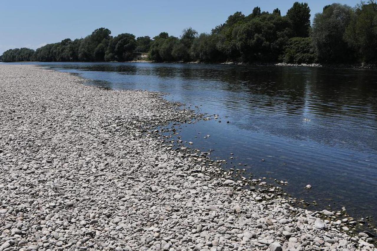 Zagreb: Zbog niskog vodostaja Save počele su se pojavljivati ade, otoci i plaže