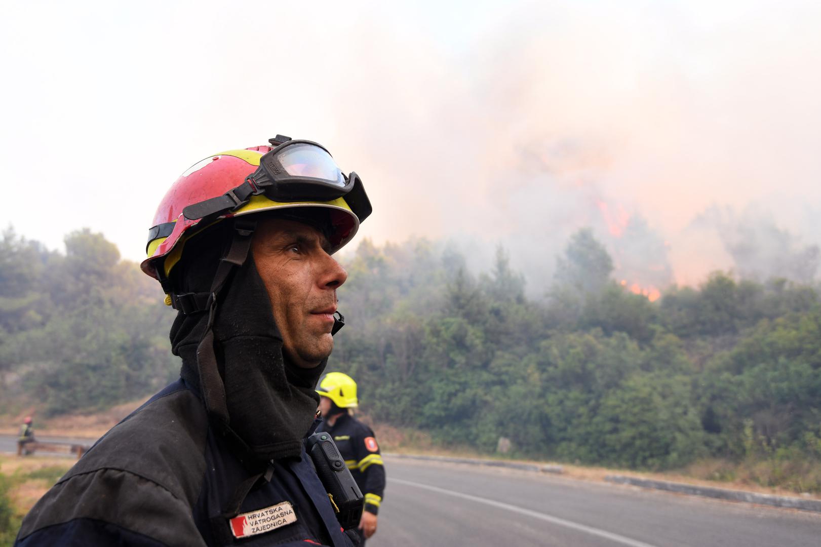 13.07.2022., Zaton - Pozar koji je buknuo kod Vodica prosirio se prema Zatonu gdje su ugrozene kuce, a vatrogasci se bore s vatrom pored ceste pema Zatonu. Photo: Hrvoje Jelavic/PIXSELL