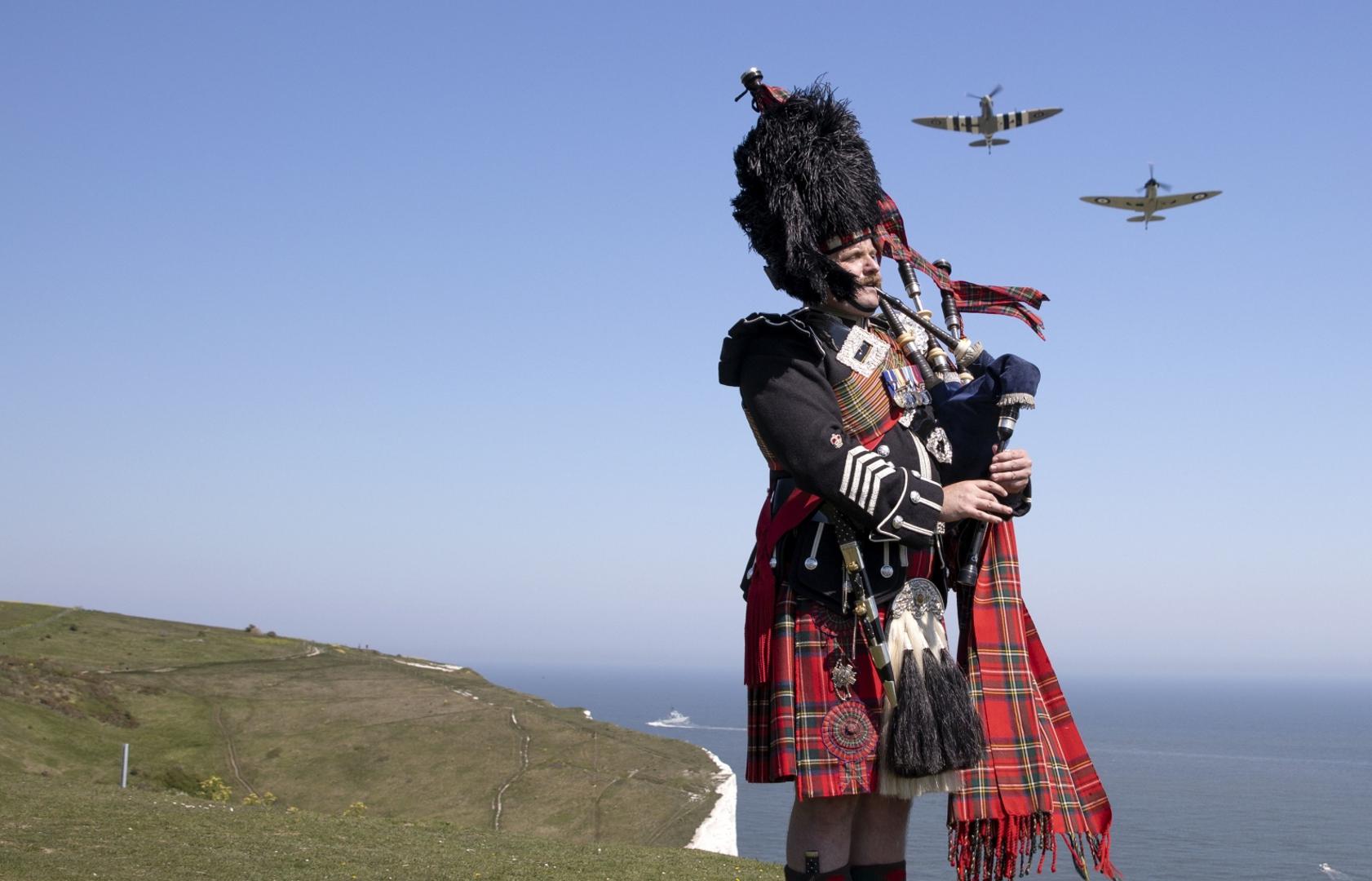 VE Day 75th Anniversary Pipe major Andy Reid of The Scots Guards plays his pipes on the cliffs of Dover, Kent, as two Spitfires from the Battle of Britain memorial flight fly overhead, ahead of commemorations to mark the 75th anniversary of VE Day. Richard Pohle/The Times  Photo: PA Images/PIXSELL