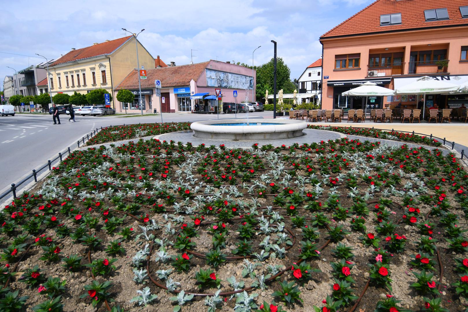 Grb Koprivnice! Ljiljani pokraj kule označavaju kraljevsku kuću Anžuvinaca, koja je Koprivnici dodijelila status slobodnog kraljevskog grada