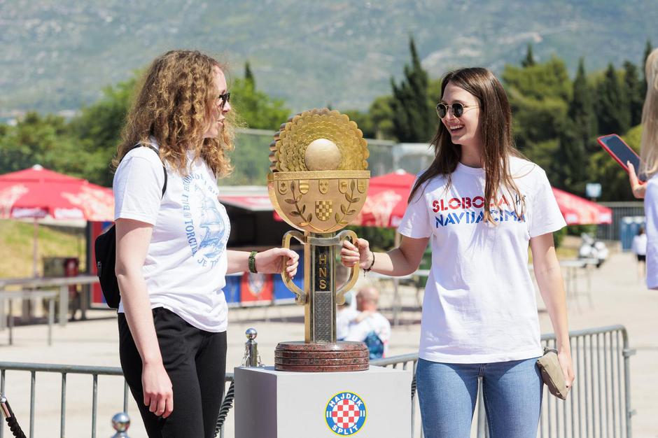 Split: Navijači Hajduka fotografiraju se s peharom Rabuzinovo sunce