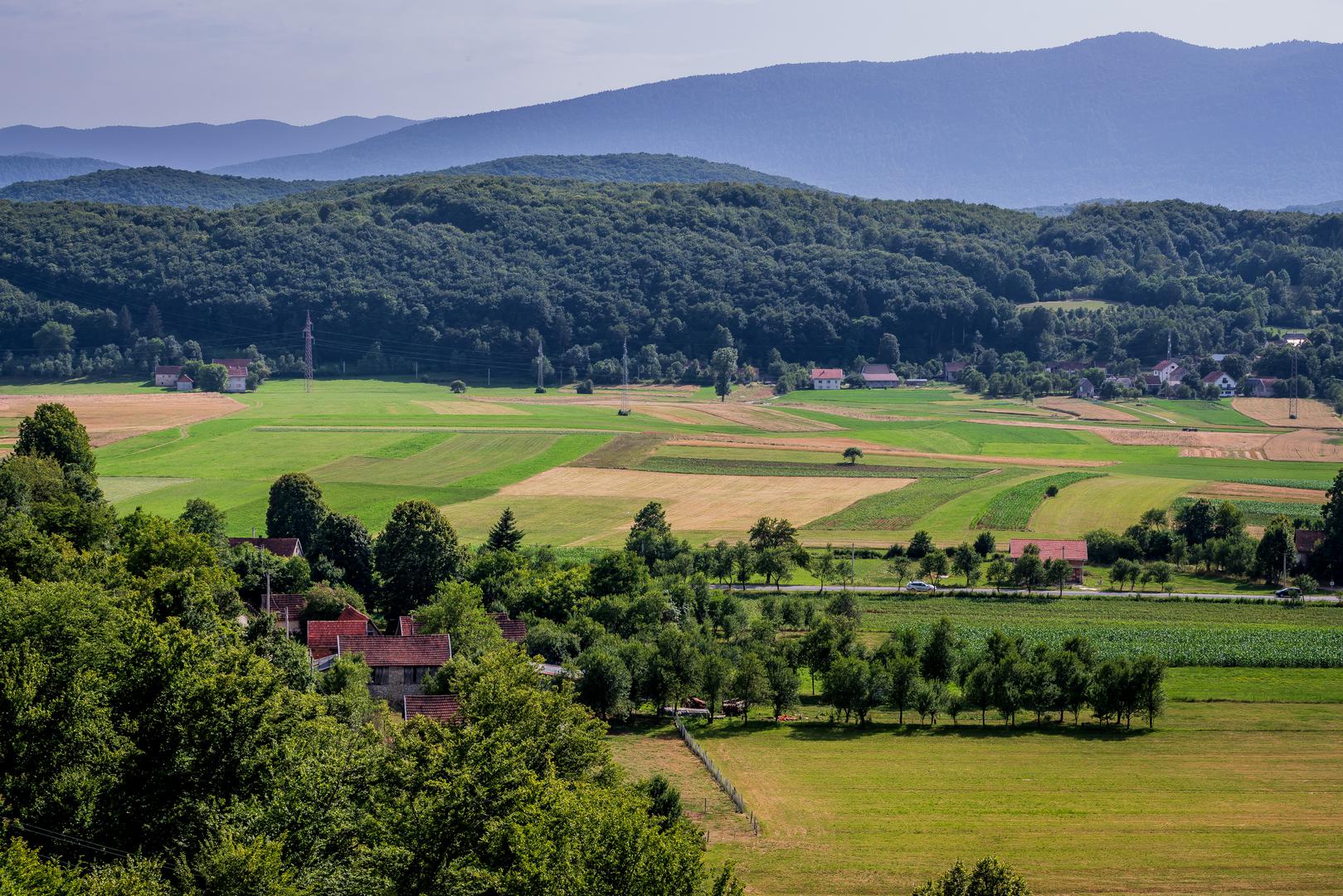 Hrvatska je administrativno podijeljena u 21 županiju, no nisu sve županije iste. Razlikuju se površinom, brojem stanovnika, gradova i općina koje imaju... 