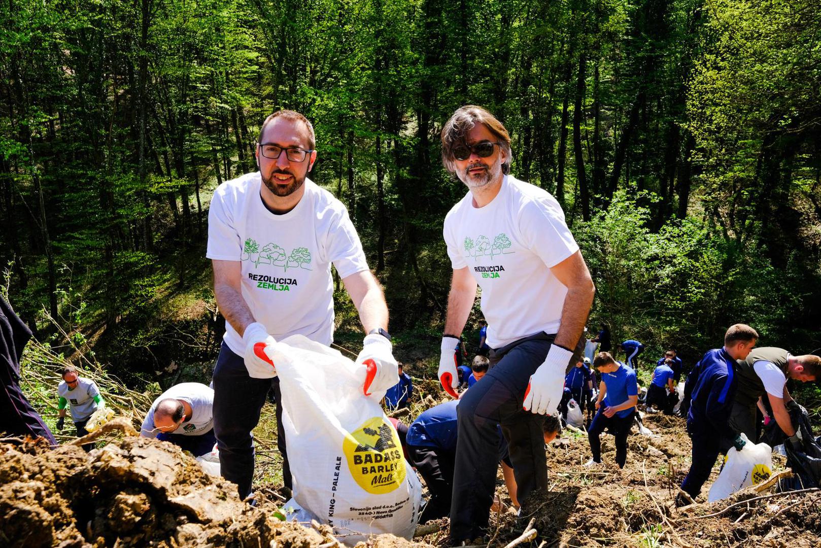 22.04.2023., Zagreb - Projekt Rezolucija Zemlja na Dan planeta Zemlje okupio je mnogobrojne gradane koji su se odazvali akciji ciscenja raznih lokacija diljem grada. U akciji je sudjelovao gradonacelnik Tomislav Tomasevic,  i ministar Gordan Grlic Radman. Photo: Slaven Branislav Babic/PIXSELL