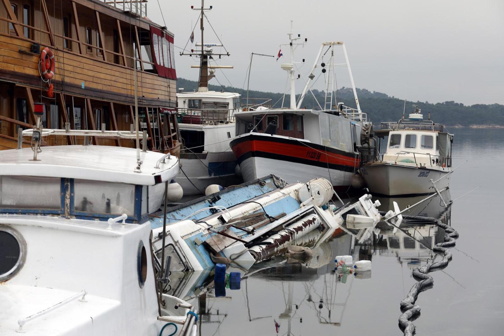 22.12.2020., Sibenik -Katamaran Mislav potonuo je u uvali Svetog Petra ispred sibenske luke.
Photo: Dusko Jaramaz/PIXSELL