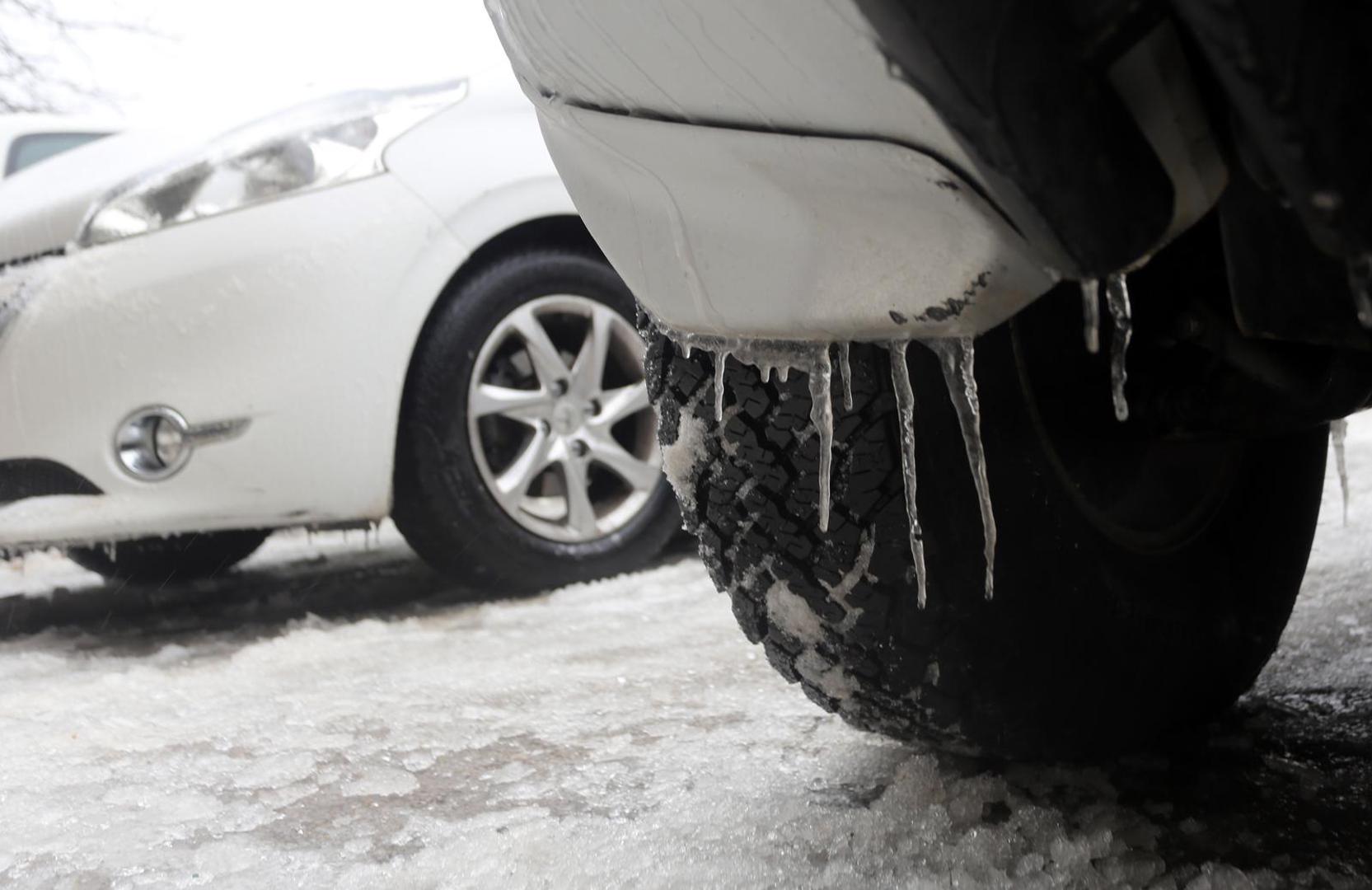 Ljeti zbog visokih temperatura morate paziti što ostavljate u automobilu, a ista je situacija i zimi