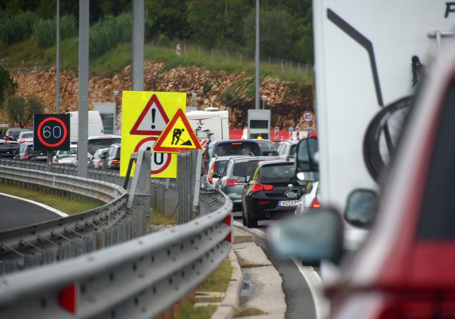 Kako vozači ne očekuju da ih netko pretječe po zaustavnoj traci, velika je mogućnost da to neće ni provjeriti, a tada je nesreća neizbježna. A za nesreću može biti dovoljno i da samo suvozač iz automobila u koloni u desnoj traci otvori vrata automobila. Lijeva prometna traka je preticajna traka i obveza je vozača da se nakon pretjecanja vrati u desnu prometnu traku