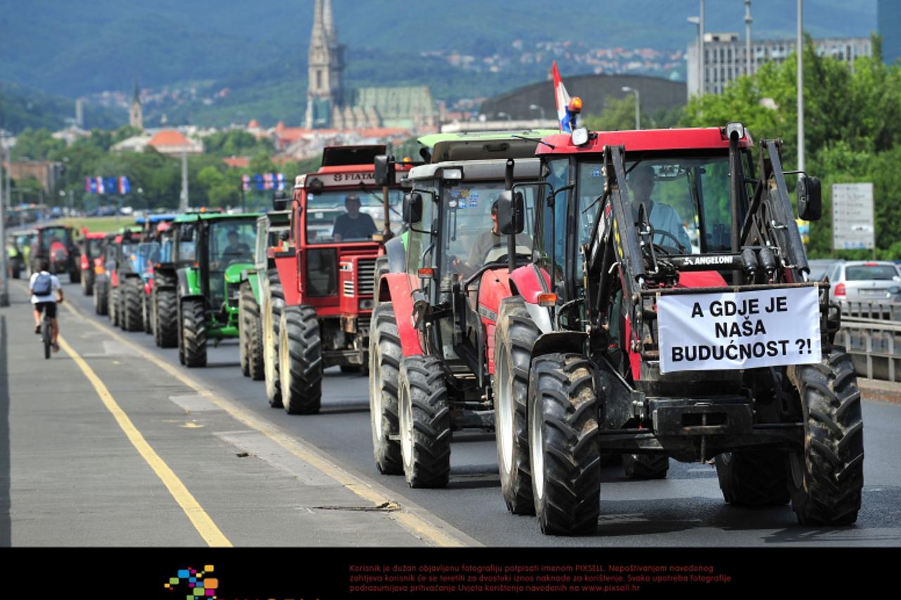 '10.06.2009., Zagreb - Ulica Grada Vukovara. Seljaci su s 200-tinjak traktora iz cijele Hrvatske dosli u Zagreb na prosvjed ispred Ministarstva poljoprivrede. Prosli su pokraj Ministarstva pa su se ka