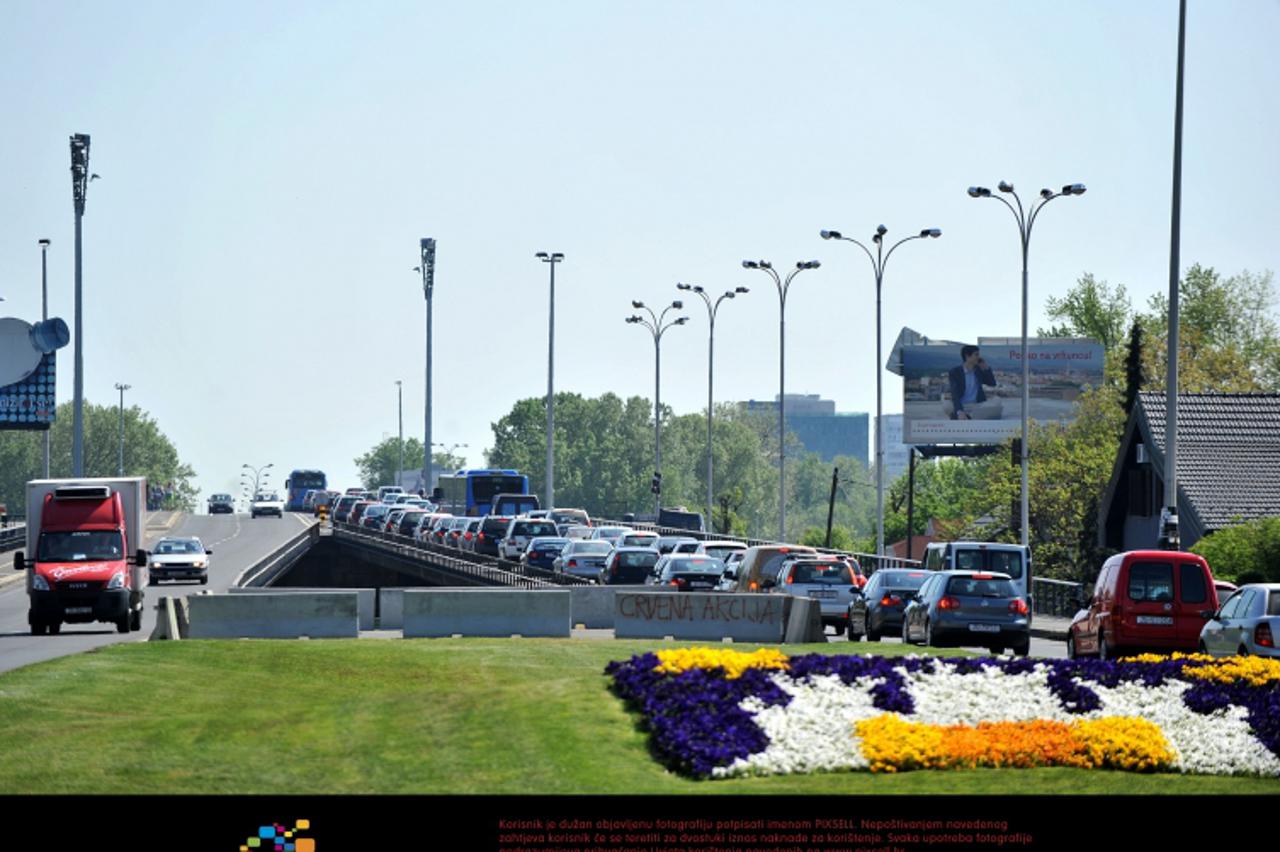 '22.04.2011., Zagreb - Guzva na cesti na krizanju Slavonske avenije i Avenije Veceslava Holjevca.  Photo: Marko Lukunic/PIXSELL'